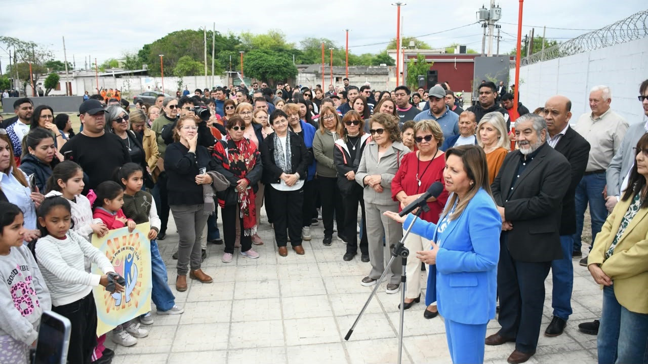 La intendente Fuentes acompañada por vecinos inauguró la Plazoleta Uruguay en el barrio América del Sur